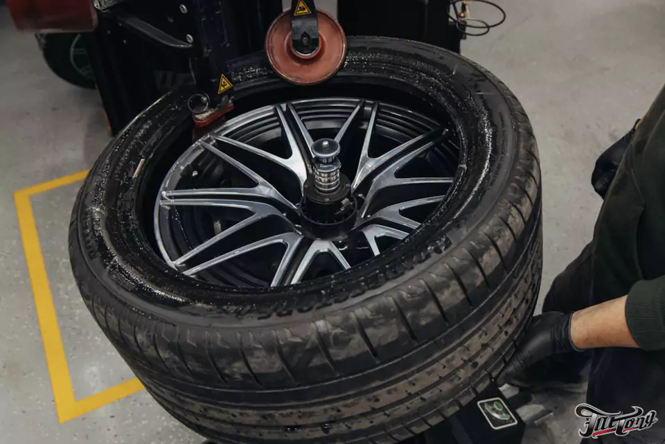 Фирменный шиномонтаж с адаптацией и балансировкой на стендах Hunter для Mercedes GLC 43 AMG
